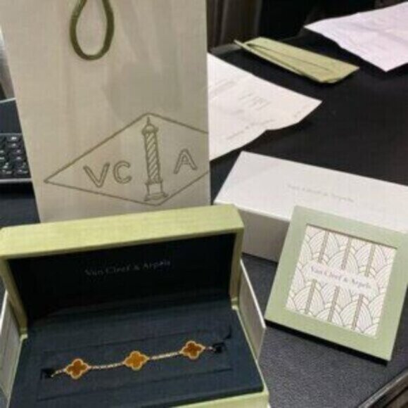 Authentic Van Cleef & Arpels 18K Gold Tiger Eye Bracelet - Picture 3 of 8